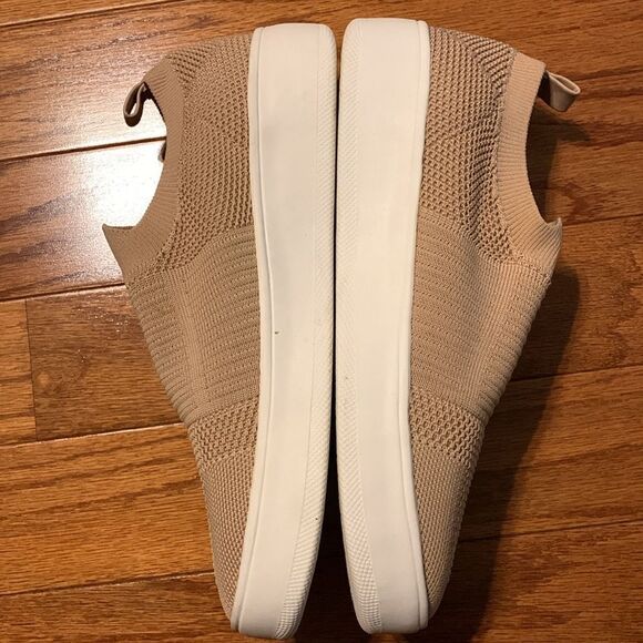 Steve Madden Size 10 cream slipons.  Most comfy & hugs your feet perfectly - Picture 2 of 7